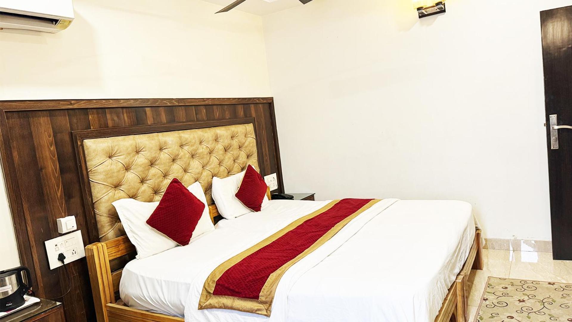 Staybook Hotel Atlanta New Delhi Train Station 외부 사진